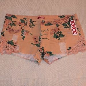New!!!Bongo Floral Distressed Denim Shorts 99% Cotton 1% Spandex 🌼🌼🌼Size 13